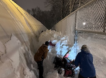 Dugnadsmåking er god trim - Hallen må måkes